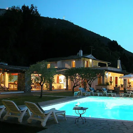 Villa Sleeps 6 Pool Wifi